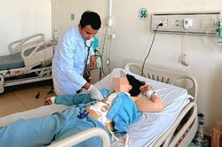 Ca mổ bỏ qua thủ tục, bác sĩ dùng ngón tay bịt lỗ thủng tim đang tuôn máu