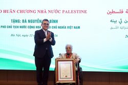 Nguyên Phó Chủ tịch nước Nguyễn Thị Bình nhận huân chương cao quý của Palestine