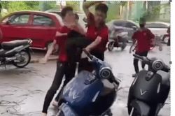Nhóm thanh niên hành hung người giữa phố ở Hà Nội