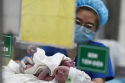 Ch&iacute;nh s&aacute;ch mới cho sinh con thứ hai: Nghỉ th&ecirc;m 1 th&aacute;ng, tiền thai sản t&iacute;nh sao?