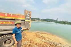 Khởi tố giám đốc doanh nghiệp đổ gần 180 tấn bùn thải xuống hồ nước