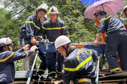 Kịp thời cứu người nghi bị tai biến, mắc kẹt trên mái nhà ở Hà Nội