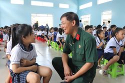 'Cùng em vui đến trường' tiếp sức học sinh khó khăn vùng biên