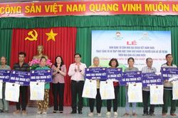 Công ty TNHH MTV Xổ số kiến thiết An Giang tài trợ xây 10 căn nhà đại đoàn kết và tặng 30 xe đạp