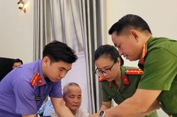 Hỗ trợ cấp định danh điện tử mức 2 cho người cao tuổi tại Trung tâm Kack Hyun