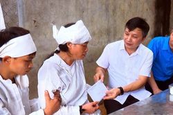 Đoàn công tác của tỉnh thăm hỏi gia đình các nạn nhân trong vụ sạt lở mỏ đá tại Thanh Hóa