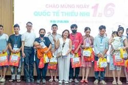 Bệnh viện Trung ương Huế trao quà cho bệnh nhi khó khăn