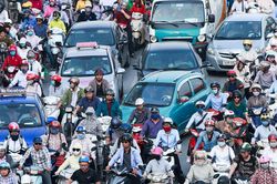 Đề xuất xe taxi, xe ôm đầu tư mới ở Hà Nội sẽ phải dùng năng lượng xanh từ 1/7/2026