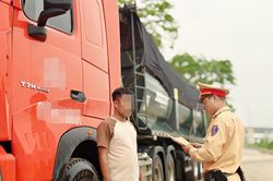 H&agrave; Nội: Chấn chỉnh hoạt động vận tải, n&acirc;ng cao &yacute; thức bảo đảm an to&agrave;n giao th&ocirc;ng
