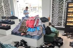 Thu giữ gần 2.000 sản phẩm thời trang nghi giả nhãn hiệu tại Công ty Nhật Phương Linh