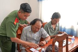Ra quân cao điểm hướng dẫn người dân sử dụng VNeID mức độ 2
