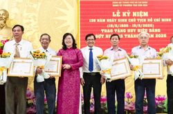 Phường T&acirc;n Sơn H&ograve;a trao Huy hiệu Đảng đến c&aacute;c đảng vi&ecirc;n