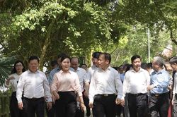 Bộ trưởng Hoàng Thanh Tùng và các lãnh đạo Bộ Tư pháp dâng hương tại Khu di tích Tuyên Quang
