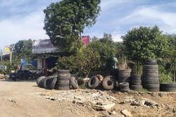 Hình ảnh hai hộ dân còn 'án ngữ' 50m mặt bằng, níu tiến độ đường tránh Đông Hà
