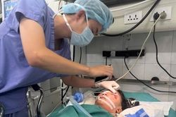 Con nguy kịch, chồng nhập viện cấp cứu, người phụ nữ Dao sức cùng lực kiệt