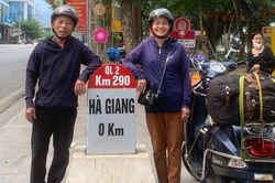 Chồng 70 tuổi 11 năm lái xe máy đưa vợ xuyên Việt, thực hiện lời hứa khi còn trẻ