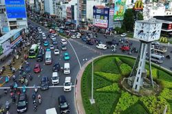 Ngày đầu đổi cách đi tại 'vòng xoay ám ảnh' ở TPHCM, hàng loạt tài xế bỡ ngỡ