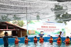 Một trường tiểu học tổ chức dạy bơi cho gần 300 học sinh