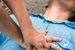 Nữ điều dưỡng để con mới sinh ở nhà, lao ra cứu nam thanh niên ngừng tim ở bể bơi