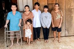 Nguy cơ tàn phế của người đàn ông gánh trên vai 5 mảnh đời yếu thế