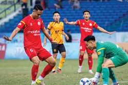 Kh&oacute; lường cuộc đua trụ hạng V.League