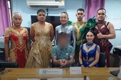 Cảnh sát Thái Lan mặc váy, giả làm vũ công bắt tội phạm ma túy?