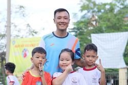 'Người hùng' futsal Việt Nam Nguyễn Minh Trí truyền cảm hứng cho các cầu thủ nhí