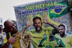 Neymar, cái bóng Messi và canh bạc của Brazil