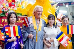 Hàng ngàn người cung rước tượng Phật ngọc mừng lễ Phật Đản tại TPHCM