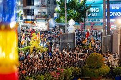 Hàng ngàn người cung rước tượng Phật ngọc mừng lễ Phật Đản tại TPHCM