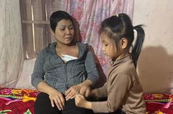 Mẹ mắc ung thư cạn tiền chữa trị, con gái nhỏ bật khóc cầu cứu