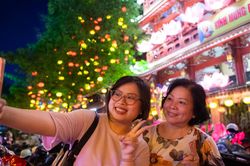 Hoa đăng lung linh, giới trẻ đổ về chùa Pháp Hoa check-in mùa Phật đản