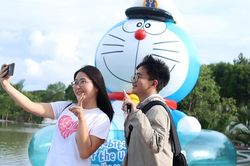Người dân xếp hàng chờ check-in loạt tượng Doraemon 'gây sốt' ở TPHCM