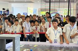 Hơn 200 học sinh cấp 2 tranh tài tại giải đấu robot AI đầu tiên ở phía Bắc