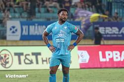 Hoàng Hên 'gieo sầu' cho đội bóng cũ Nam Định, Hà Nội FC vào top 3 V-League