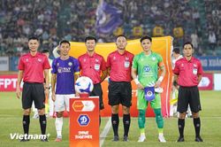 Hoàng Hên 'gieo sầu' cho đội bóng cũ Nam Định, Hà Nội FC vào top 3 V-League