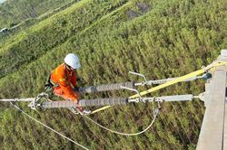Những người thợ truyền tải giữ dòng điện an toàn, liên tục nơi tuyến đầu