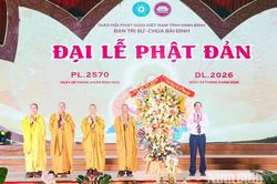 Đồng chí Phó Bí thư Tỉnh ủy, Trưởng Đoàn đại biểu Quốc hội tỉnh Mai Văn Tuất dự, chúc mừng Đại lễ Phật đản tại Chùa Bái Đính