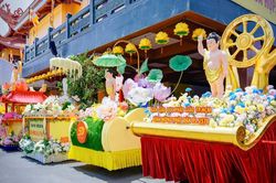 Ngắm các kiệu hoa chuẩn bị cho Lễ rước Phật tối nay, mùng 8-4 âm lịch, tại TP.HCM