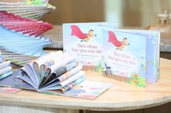 'Siêu nhân bay qua sàn nhà': Hành trình đồng hành của người cha có con bại não