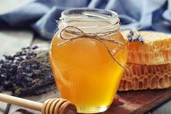 Vì sao mật ong có thể để hàng nghìn năm mà không hỏng?