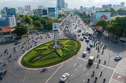 Ngày đầu tuần, người dân chưa quen phân luồng mới tại vòng xoay Điện Biên Phủ