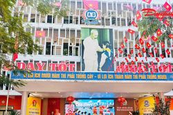 Học sinh Hà Nội thực hành kỹ năng phòng chống đuối nước trước kỳ nghỉ hè