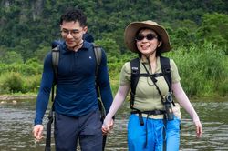 Làm gì khi lỡ 'cảm nắng' đồng nghiệp sau team building?