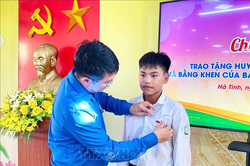 Trao Huy hiệu 'Tuổi trẻ dũng cảm' tặng học sinh cứu người đuối nước