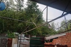 L&acirc;m Đồng: Mưa lớn k&egrave;m lốc xo&aacute;y, nhiều nh&agrave; d&acirc;n bị tốc m&aacute;i