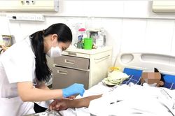 Báo động tình trạng người xơ gan nguy kịch vì tiếp tục sử dụng rượu bia