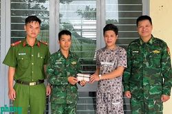 Chiến sĩ Đồn Biên phòng Vàm Trảng Trâu nhặt được của rơi trả người đánh mất