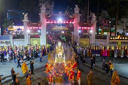 Hàng nghìn người rước Phật ngọc sơ sinh mở đầu tuần lễ Phật đản
