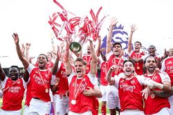 Cầu thủ Arsenal nâng cao cúp vô địch Ngoại hạng Anh